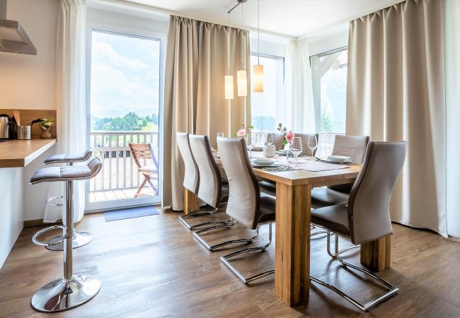 dining room in the holiday home Grimming Lodge Sonnenroeschen in Tauplitz