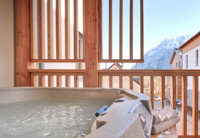 Whirlpool with a view of the mountains in the Alm Lodge A5 holiday home in Tauplitz
