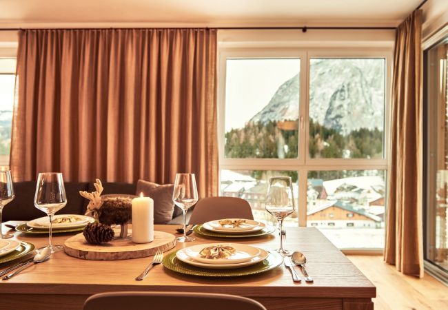 Dining table with view over the mountains in the holiday home flat Adler Lodge D3 in Tauplitz