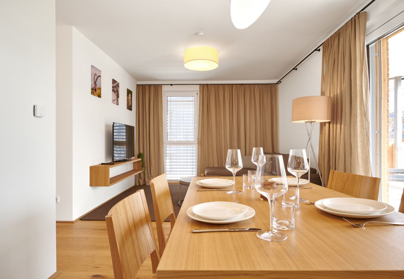 Dining table in the living area in the holiday home flat Adler Lodge D1 in Tauplitz