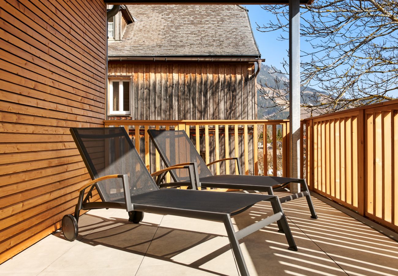 Terrace with deckchairs in the holiday home flat Adler Lodge D1 in Tauplitz