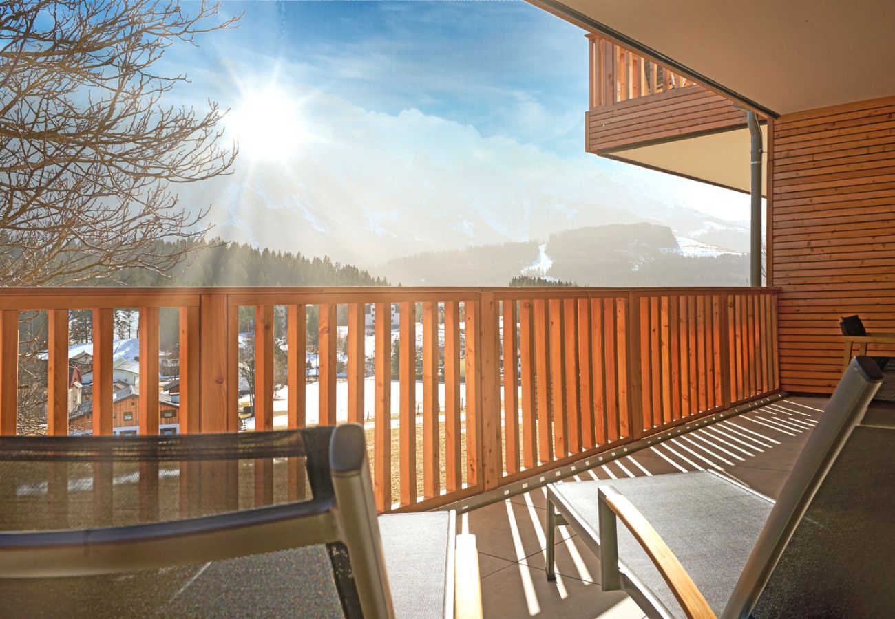 Terrace with a view of the mountains  in the holiday home flat Adler Lodge D1 in Tauplitz