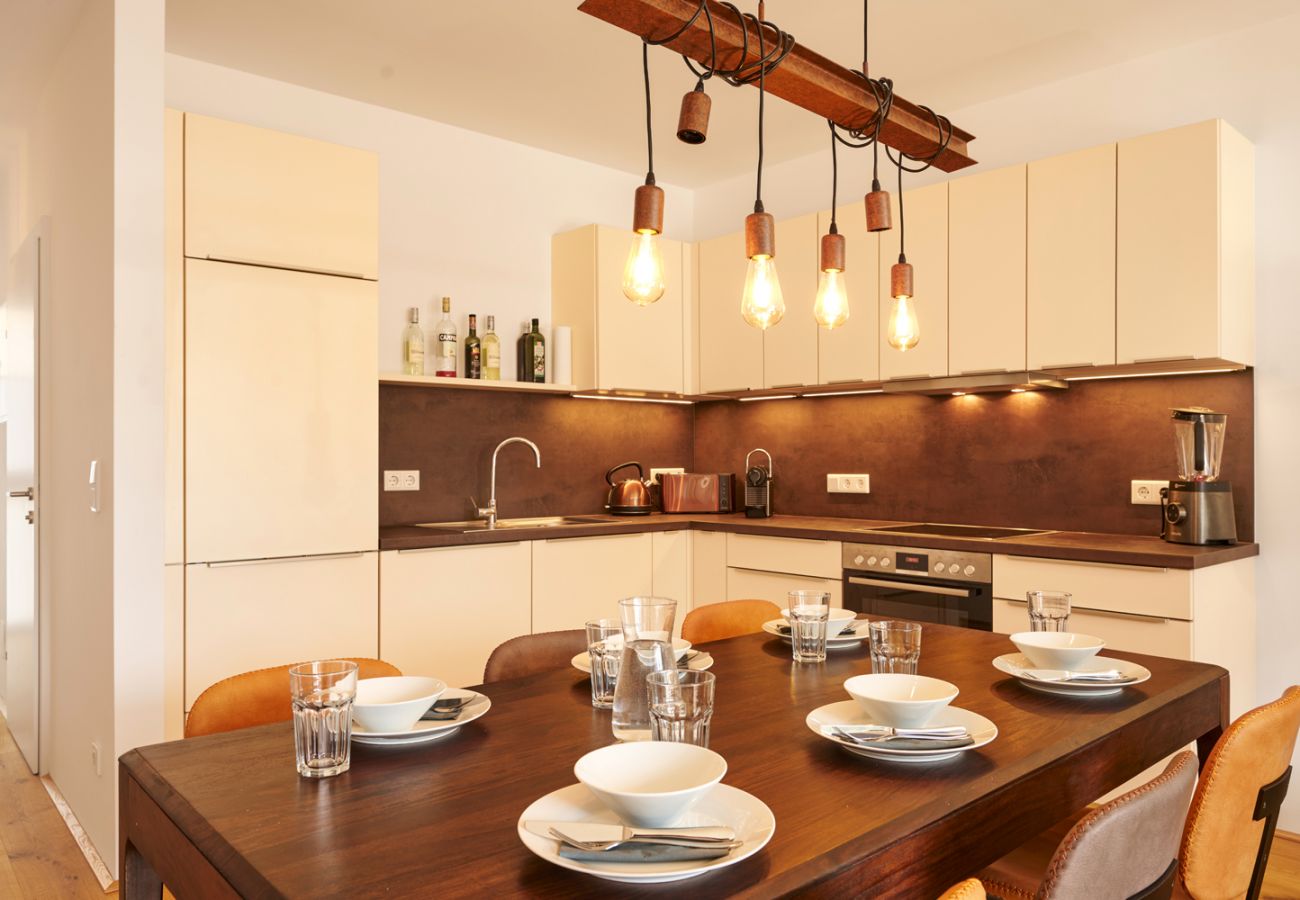 Kitchen with dining table in the holiday home flat Adler Lodge D5 in Tauplitz