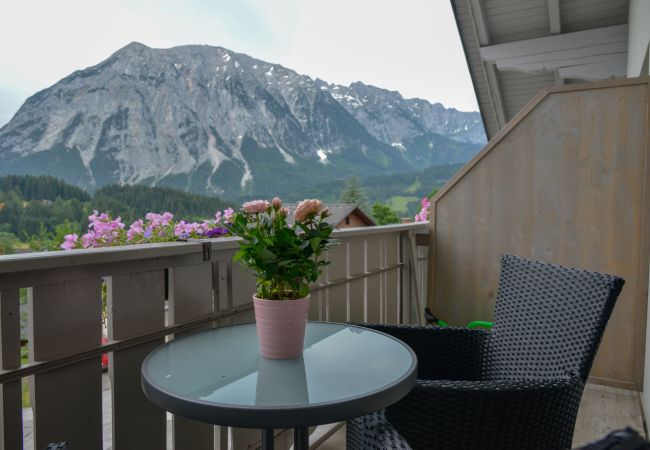 Balkon mit Sitzbereich in der Ferienwohnung Grimming Lodge Windroeschen in Tauplitz