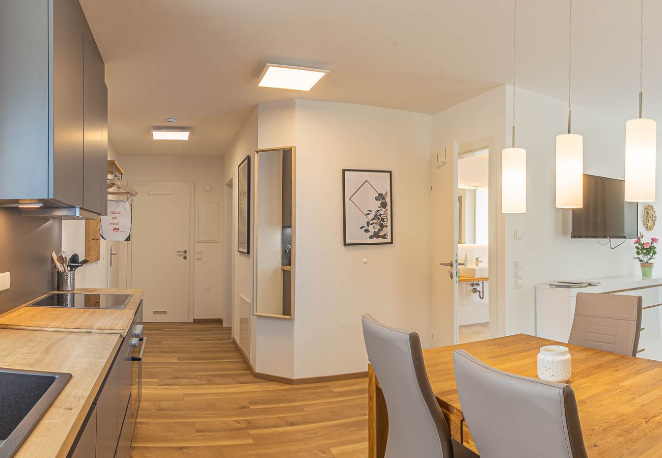 Küche mit Esszimmer in der Ferienwohnung Grimming Lodge Distel in Tauplitz