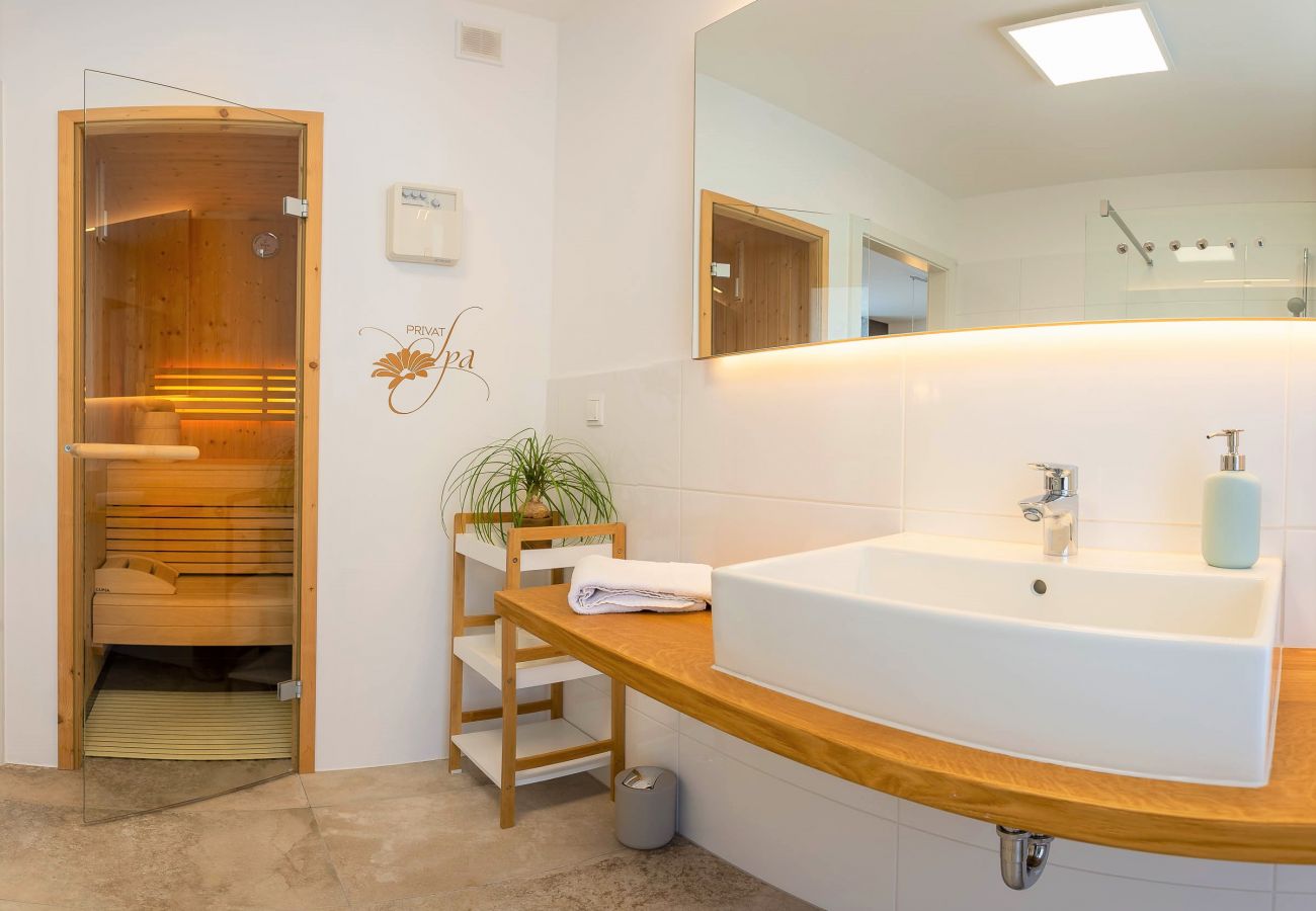 Badezimmer mit Blick zur Sauna in der Ferienwohnung Distel in Tauplitz
