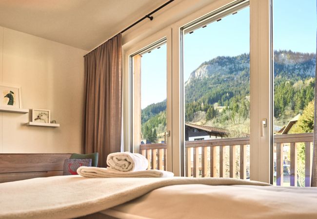 Schlafzimmer 1  mit Aussicht auf die Berge in der Ferienwohnung Alm Lodge A5 in Tauplitz