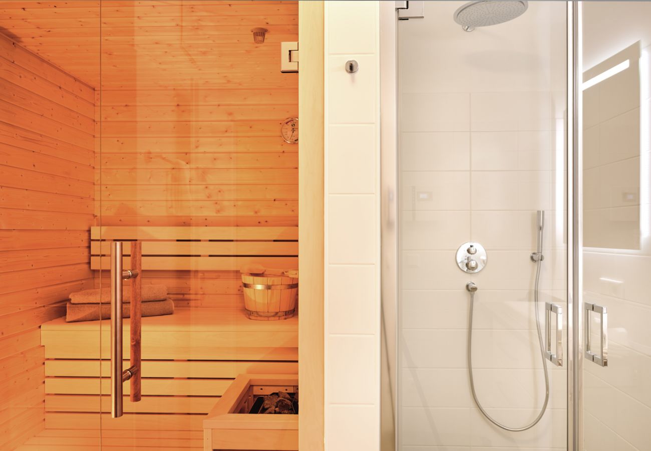 Badezimmer mit Sauna und Regendouche in der Ferienwohnung Alm Lodge A5 in Tauplitz