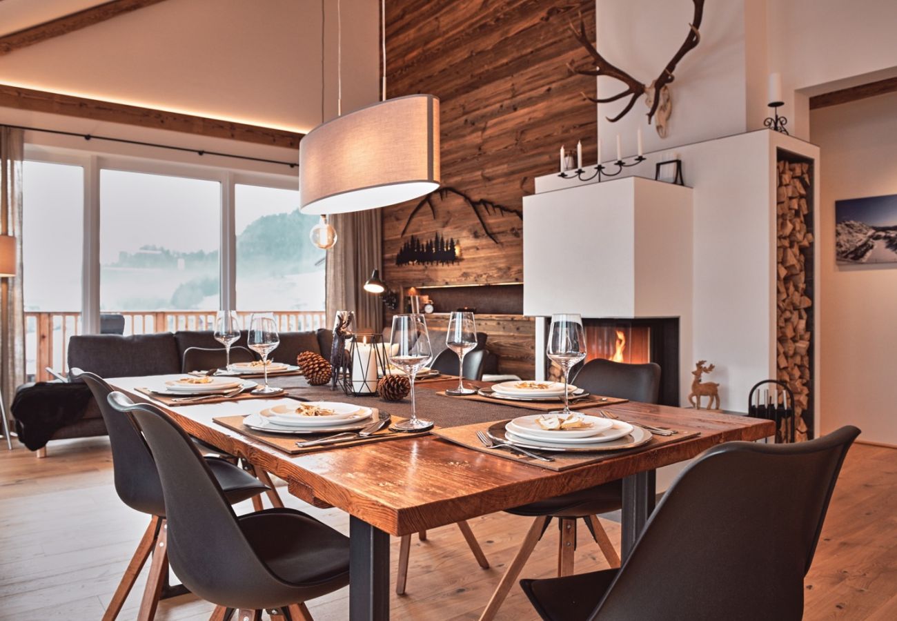 Wohnbereich mit alpine Style in der Ferienwohnung Penthouse Grimming Adler Lodge D7.1 in Tauplitz