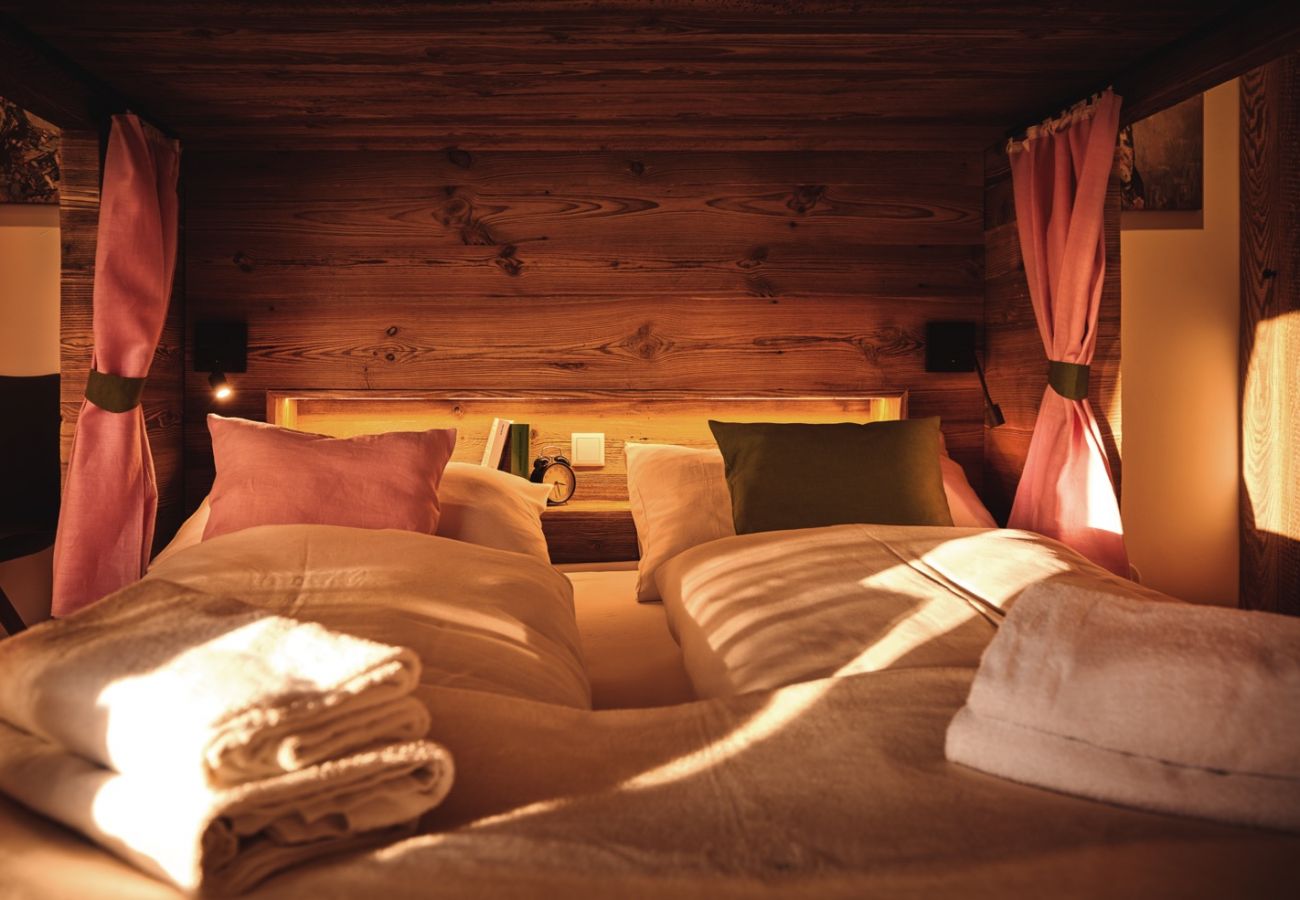 Schlafzimmer 1 mit Doppelbett Stockbett in der Ferienwohnung Penthouse Grimming Adler Lodge D7.1 in Tauplitz