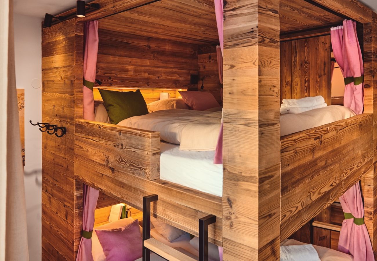 Schlafzimmer 1 in der Ferienwohnung Penthouse Grimming Adler Lodge D7.1 in Tauplitz, Alpine Style