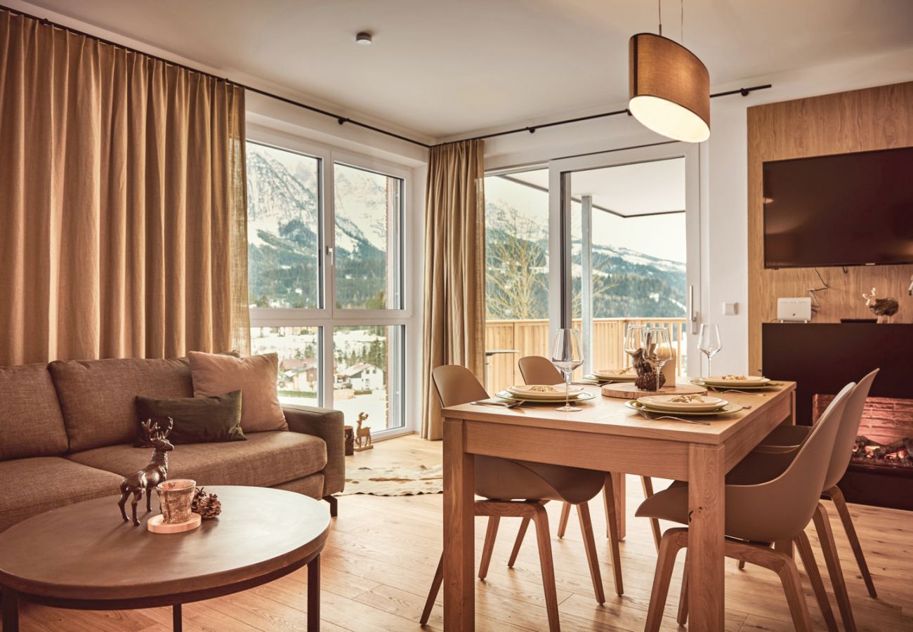 Wohnbereich mit Aussicht auf die Berge in der Ferienwohnung Adler Lodge D3 in Tauplitz