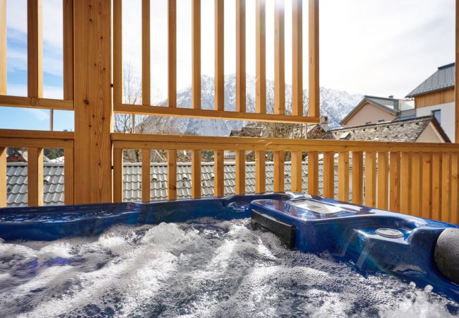 Whirpool auf dem Balkon mit Aussicht auf den Grimming in der Ferienwohnung Alm Lodge A5 in Tauplitz