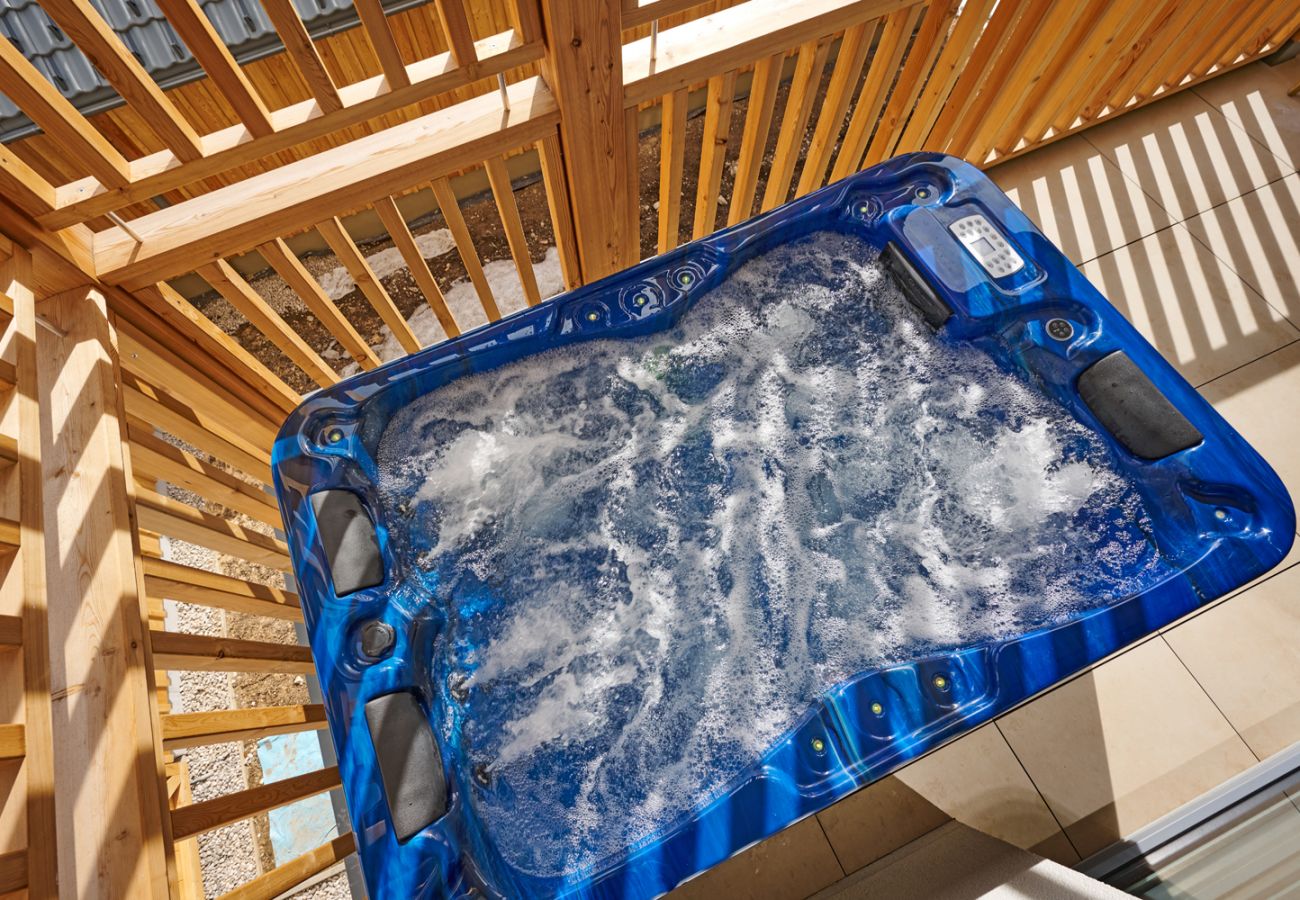 Whirlpool am Balkon der Ferienwohnung Alm Lodge A3 in Tauplitz