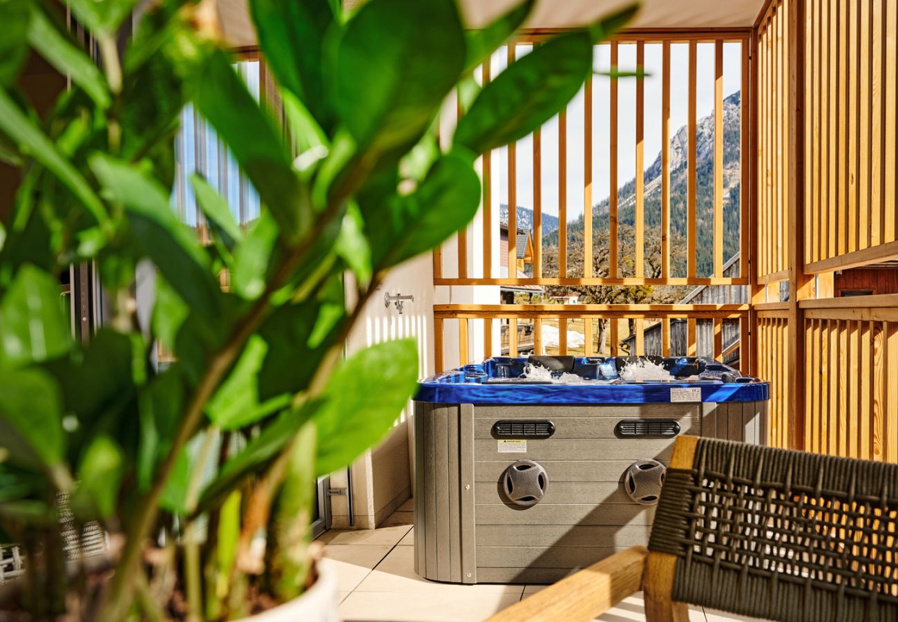 Balkon mit Whirlpool in der Ferienwohnung Alm Lodge A3 in Tauplitz