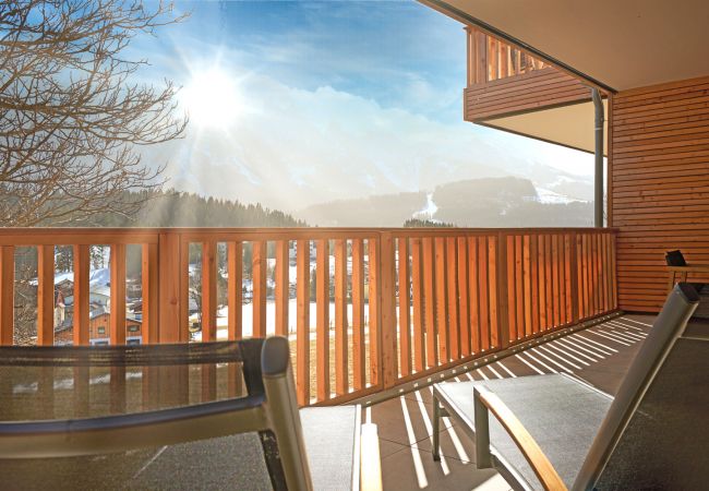 Terrasse mit Aussicht auf die Berge in der Ferienwohnung Adler Lodge D1 in Tauplitz