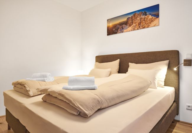 Schlafzimmer Doppelbett in der Ferienwohnung Adler Lodge D1 in Tauplitz