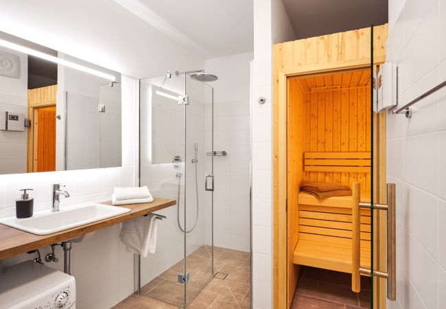 Badezimmer mit Sauna und Regendouche in der Ferienwohnung Adler Lodge D1 in Tauplitz
