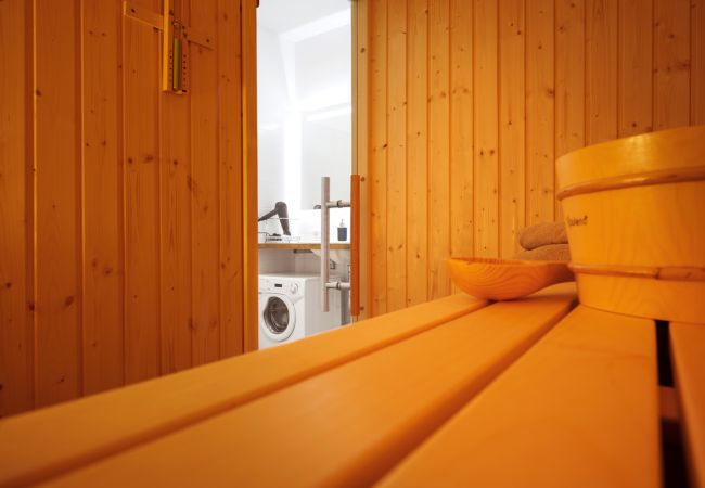 Badezimmer mit Sauna in der Ferienwohnung Adler lodge D1 in Tauplitz