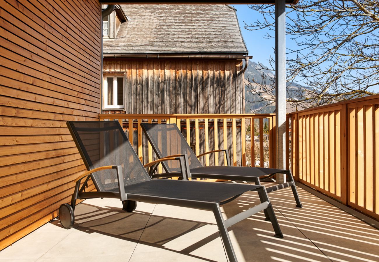 Terrasse mit Liegenstühle in der Ferienwohnung Adler lodge D1 in Tauplitz