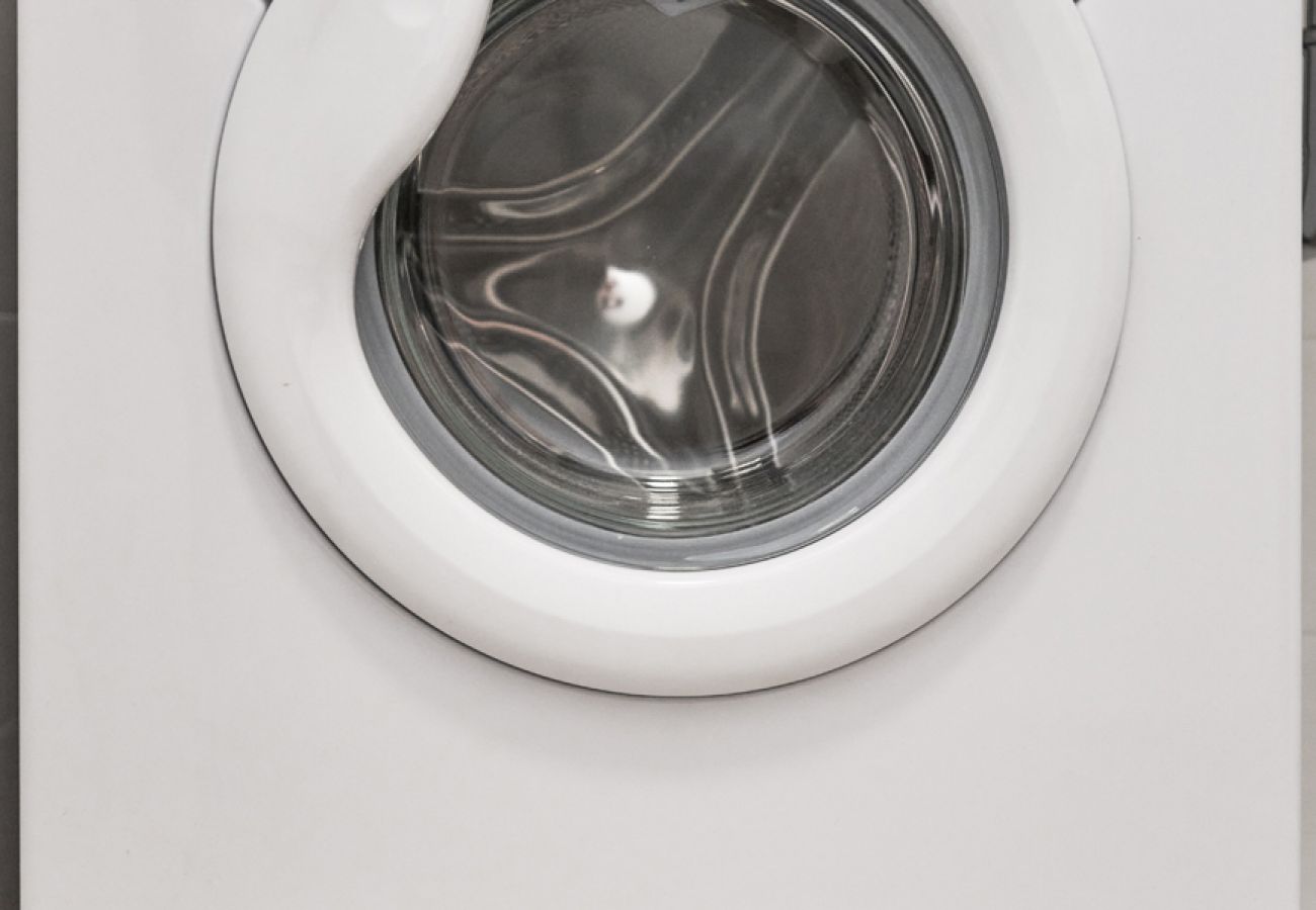 Badezimmer mit Waschmaschine in der Ferienwohnung Adler lodge D1 in Tauplitz
