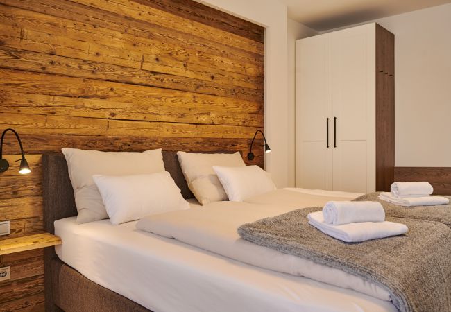 Schlafzimmer 1 in der Ferienwohnung Adler Auszeit Lodge D6 in Tauplitz