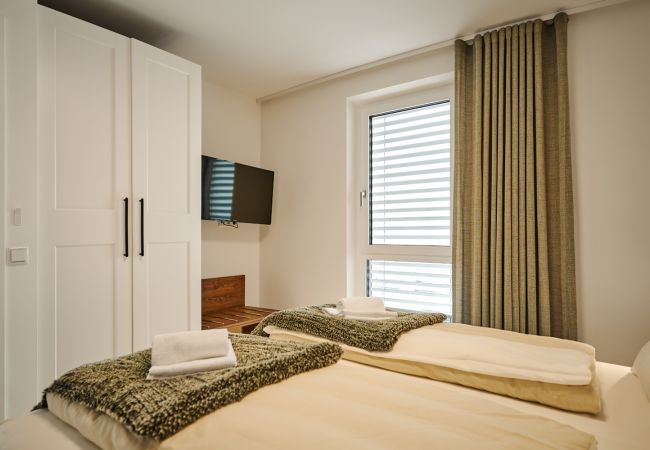 Schlafzimmer 2 mit Kleiderschrank in der Ferienwohnung Adler Auszeit Lodge D6 in Tauplitz