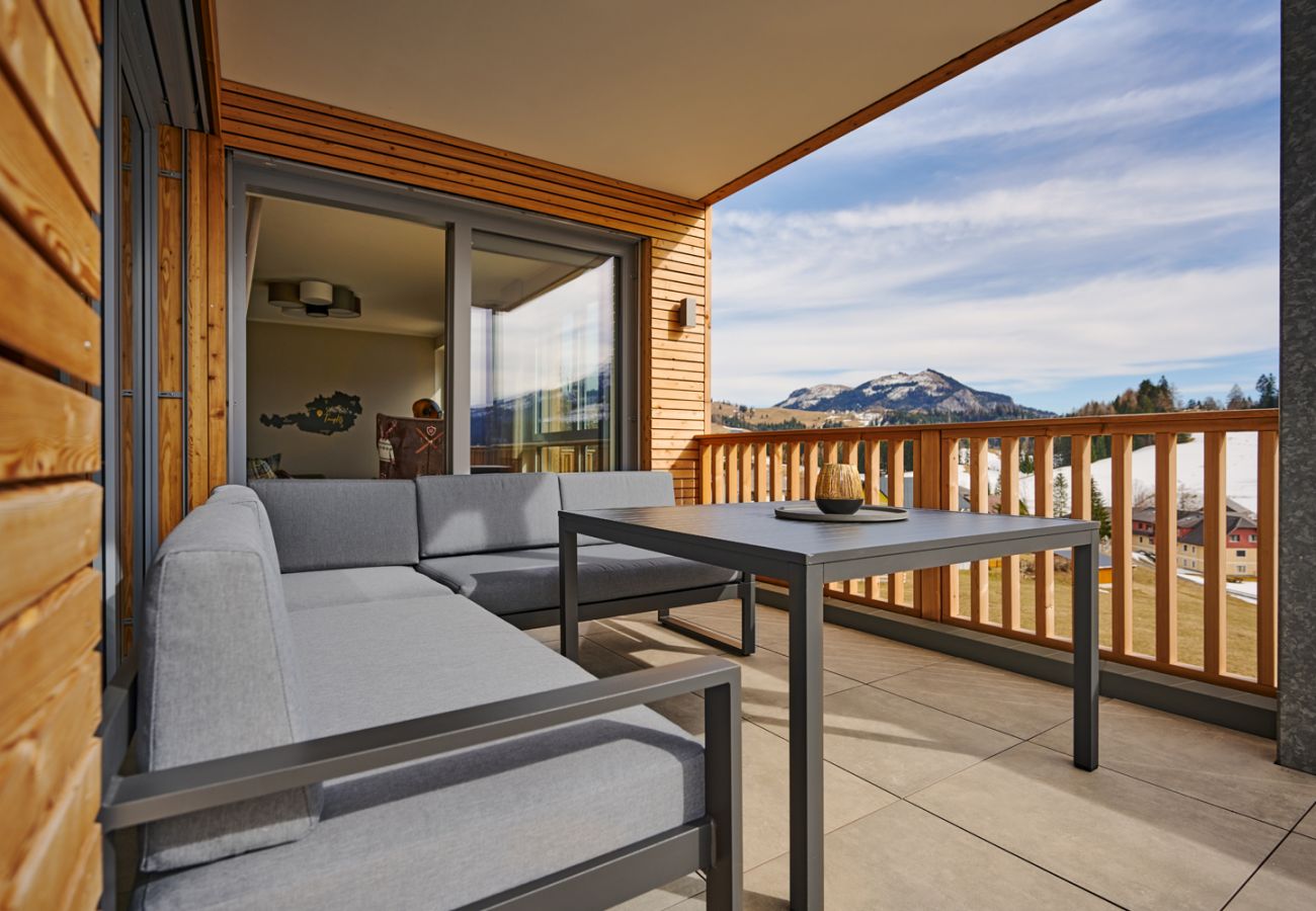 große Terrasse mit Sitzbereich in der Ferienwohnung Adler lodge D6 in Tauplitz