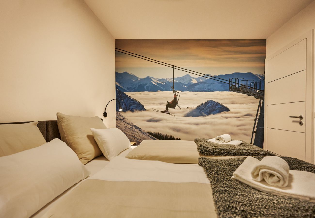 Schlafzimmer 2 mit Wanddekoration Alpine Style in der Ferienwohnung Adler Auszeit Lodge D6 in Tauplitz