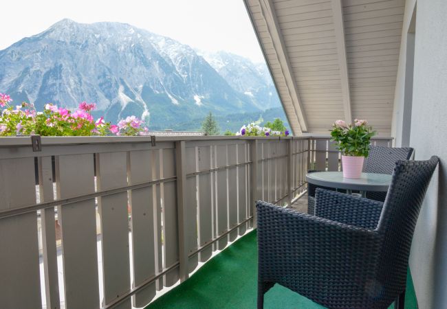 Balkon mit Aussicht in der Ferienwohnung Grimming Lodge Goldrute in Tauplitz