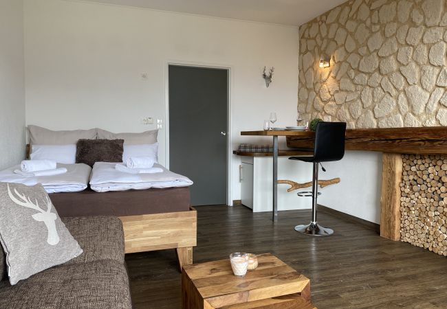 Schlafzimmer mit alpine Style  in der Ferienwohnung Alpine Studio Apartment in der Schladming-Dachstein Region