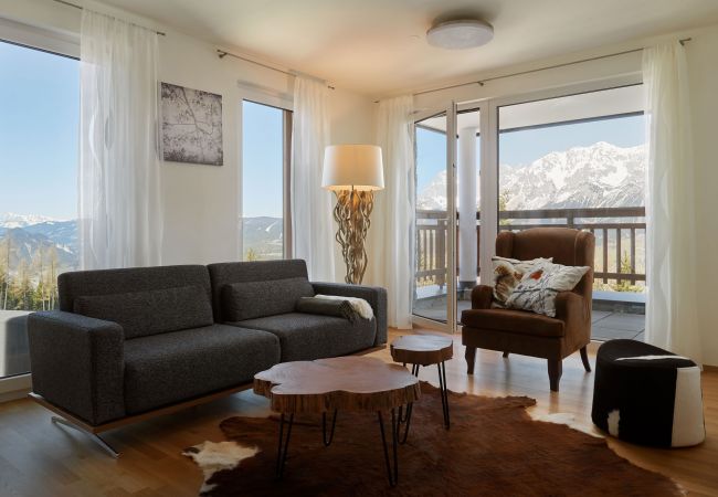 Modern eingerichtete Wohnzimmer in der Ferienwohnung Fastenberg Top 3 in der Schladming-Dachstein Region