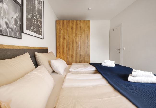 Schlafzimmer 1 mit Kleiderschrank in der Ferienwohnung Adler Lodge D5 in Tauplitz