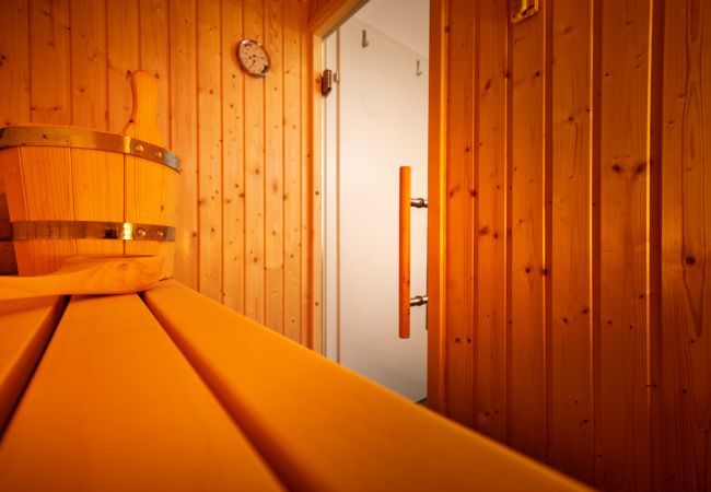 Badezimmer mit Sauna in der Ferienwohnung Adler Lodge D5 in Tauplitz