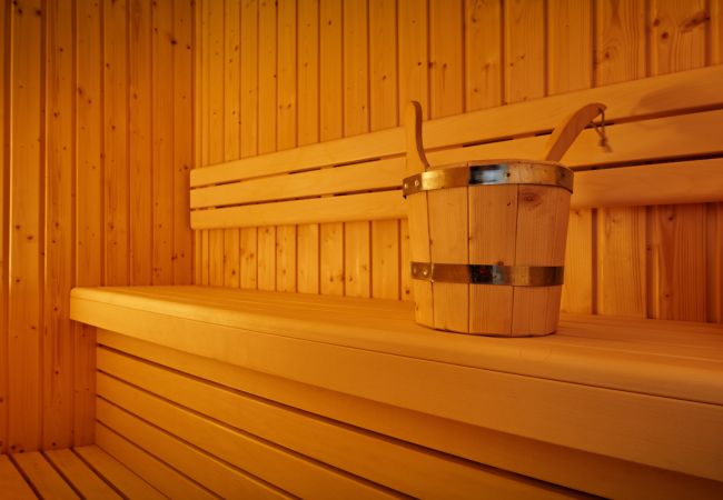 Badezimmer mit Sauna in der Ferienwohnung Adler Lodge D5 in Tauplitz, Details
