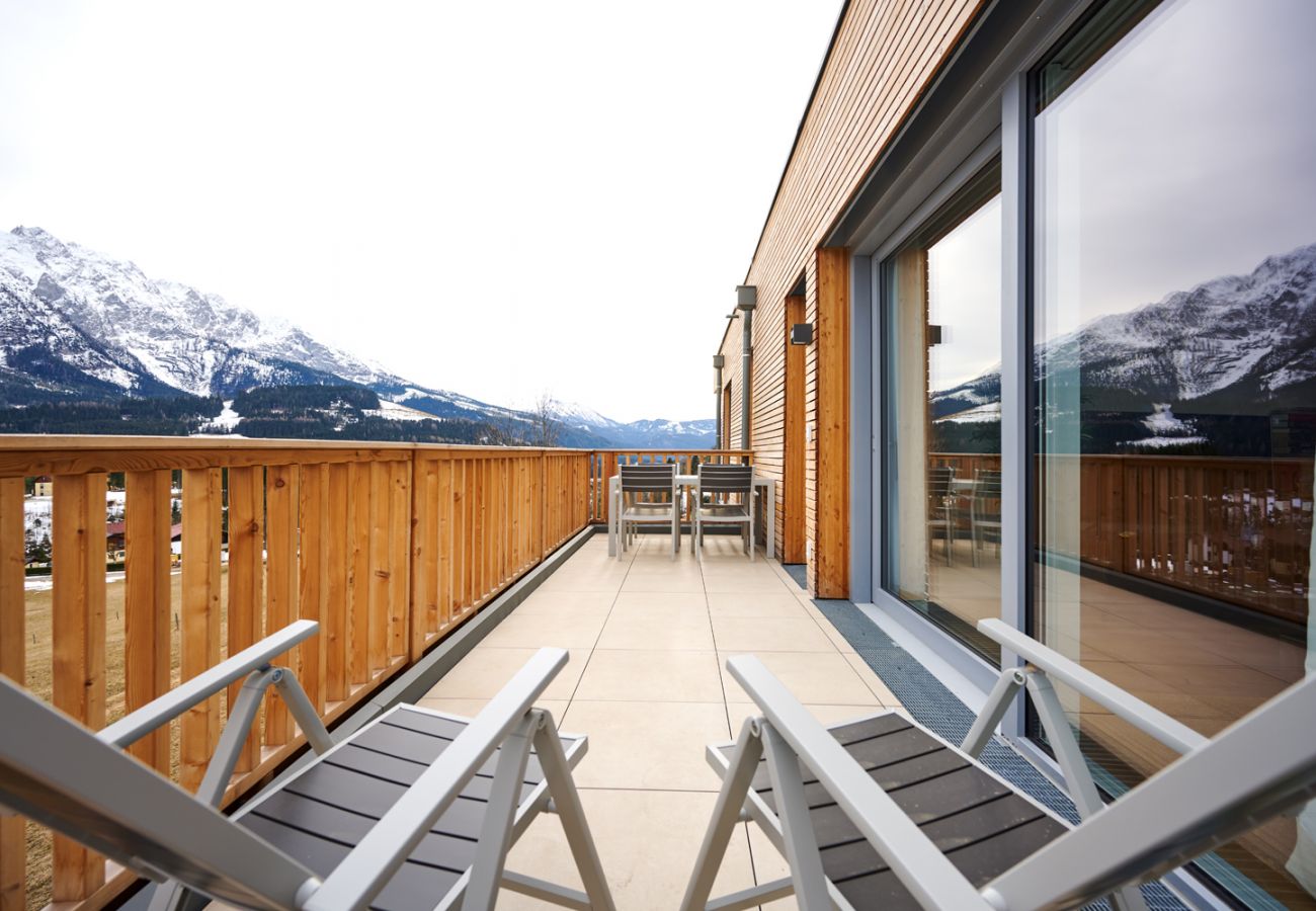 Terrasse mit Aussicht auf die Berge in der Ferienwohnung Adler lodge D5 in Tauplitz