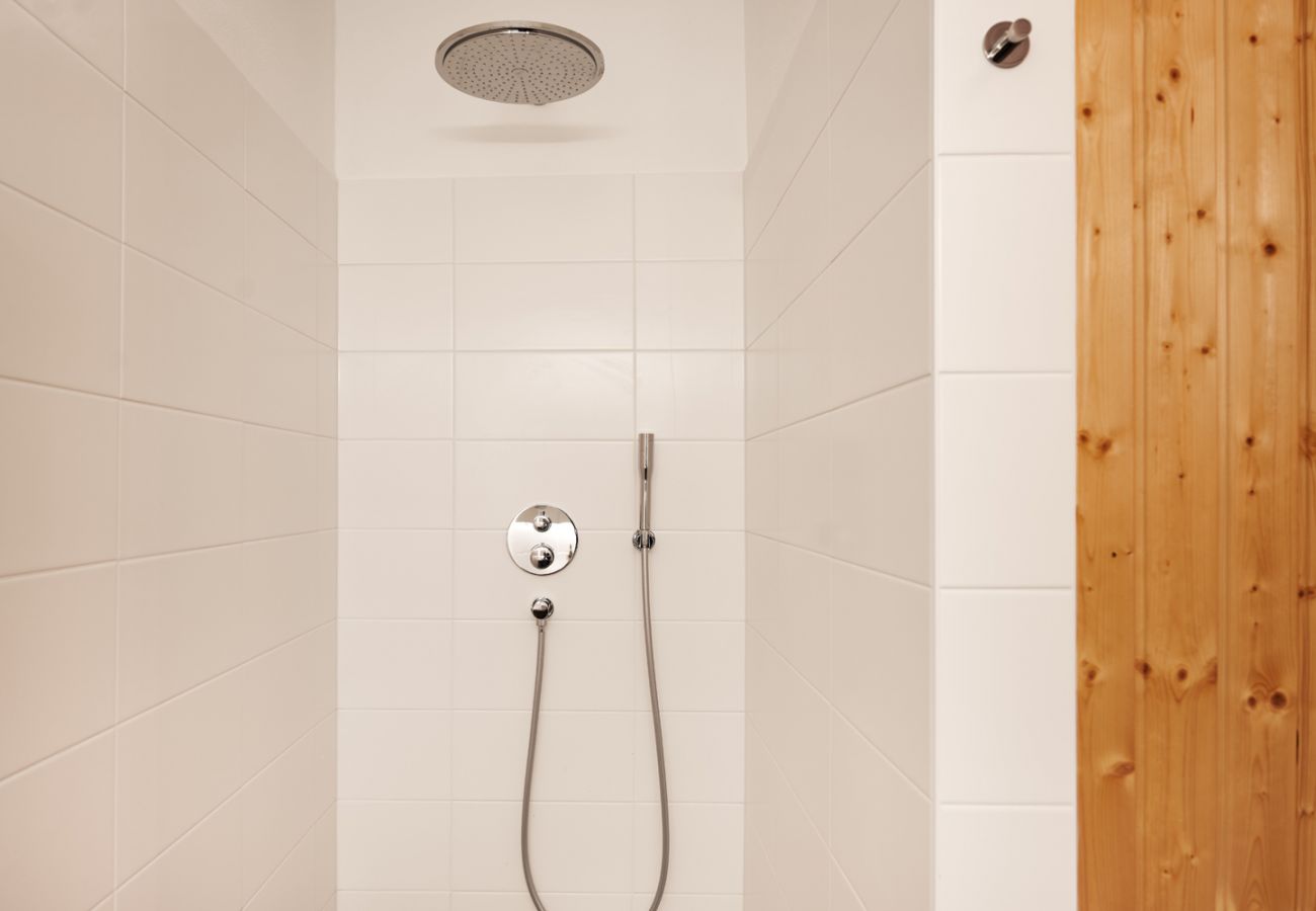 Badezimmer mit Waschmaschine, Regendusche sowie Sauna in der Ferienwohnung Adler Lodge D5 in Tauplitz