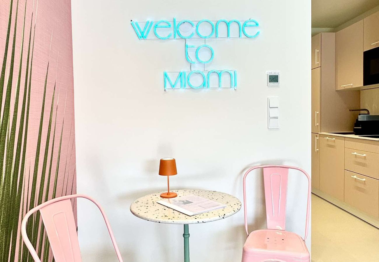 Ferienwohnung in Bad Aussee - Miami Vice Appartement mit Balkon